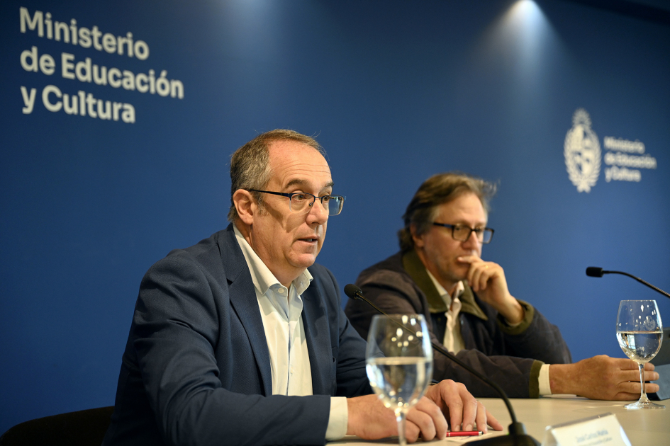 Ministro Mahía habla en público