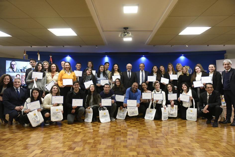 Grupo de personas sonriendo con diplomas en mano