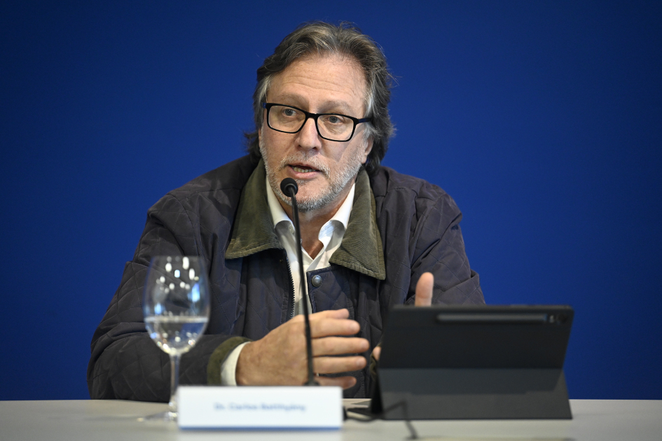 Carlos Batthyány hablando al público