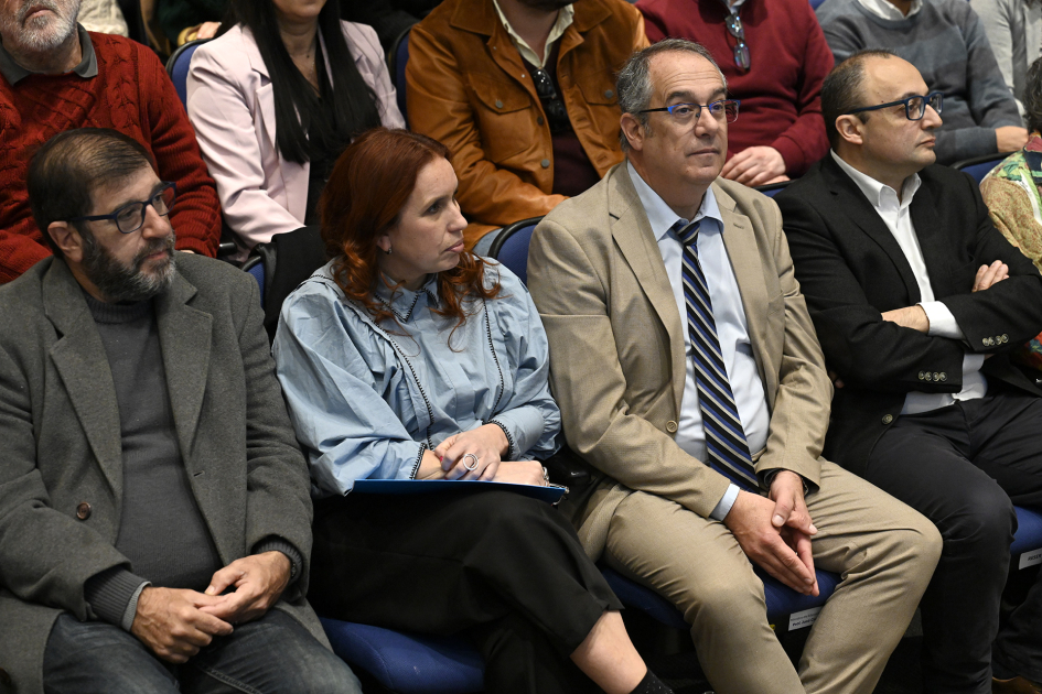 Autoridades sentadas en primera fila de la sala
