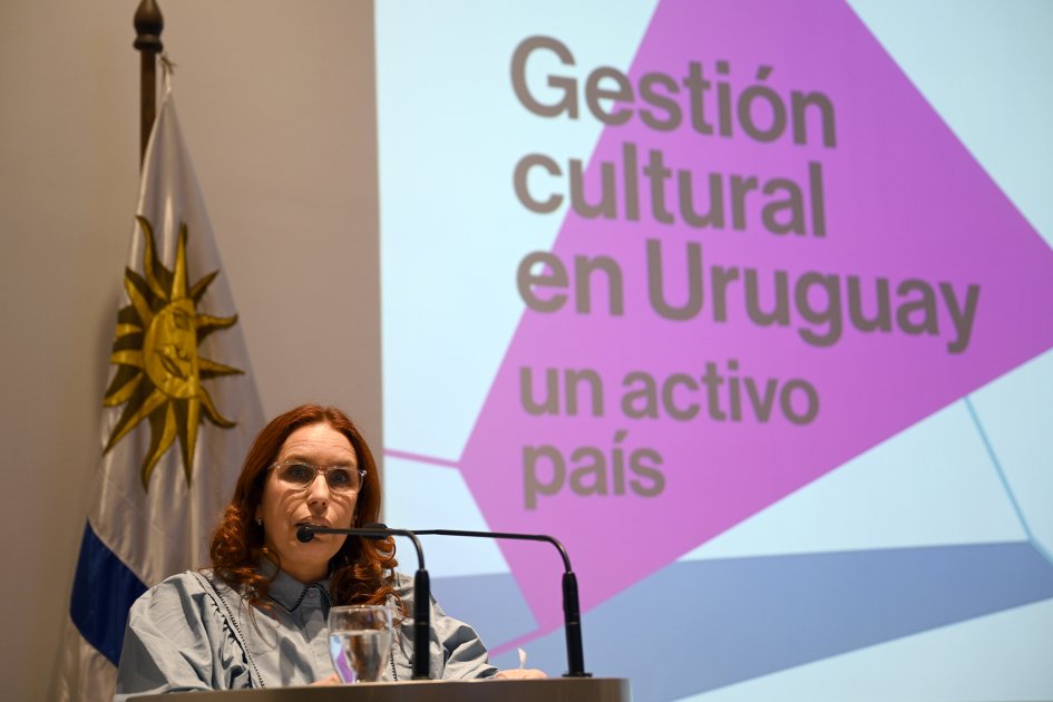 Directora Nacional de Cultura hablando desde un atril