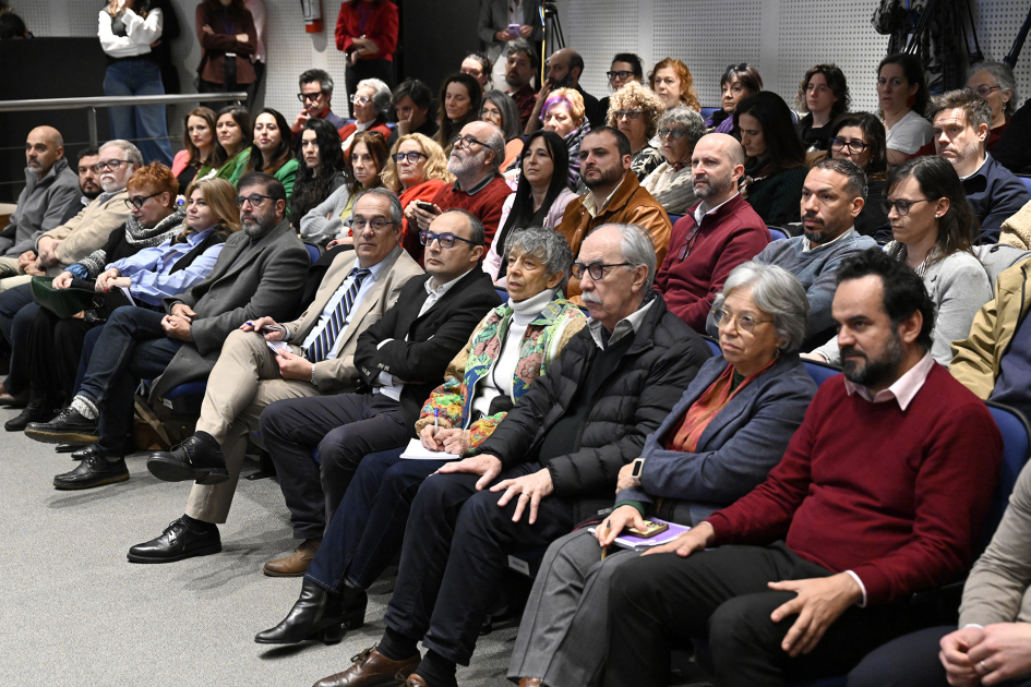 Autoridades sentadas en primera fila de la sala