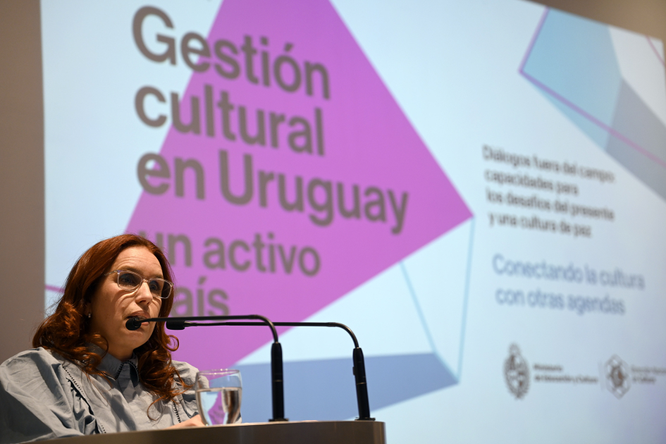 Directora Nacional de Cultura hablando desde un atril