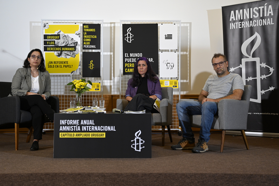 Plano general de las personas exponiendo 