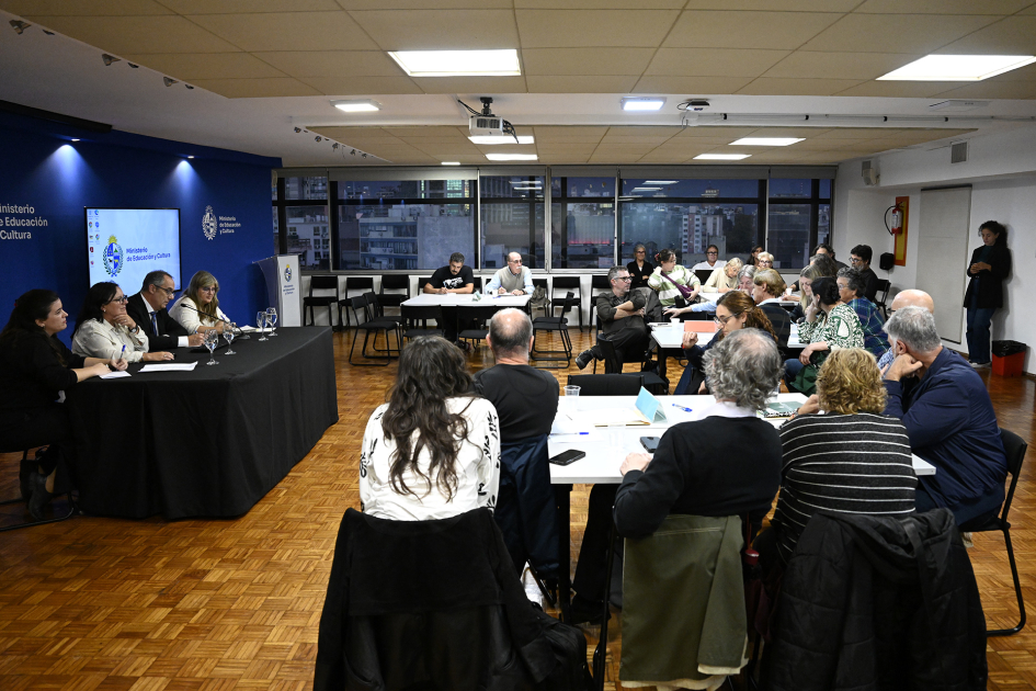 Plano general de la sala con los participantes reunidos en mesas
