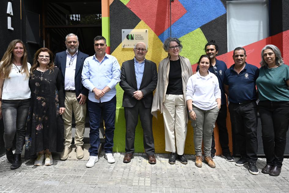 Autoridades paradas fuera del CCN.
