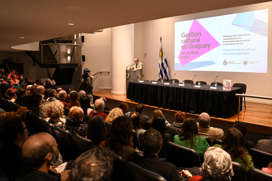 Ministro, José Carlos Mahía, participando en el Conversatorio sobre Gestión Cultural