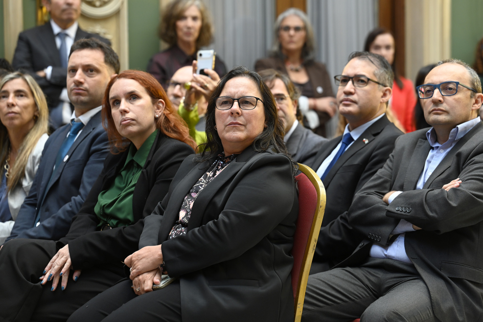 Autoridades presenciando la firma de declaración. 