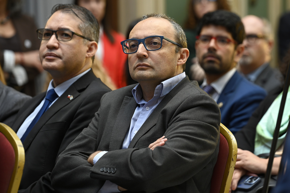 Director General, Carlos Varela Ubal, sentado presenciando la firma de declaración.