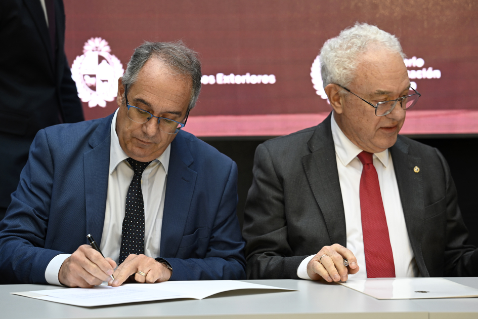 Ministros en la mesa firmando la declaroación.