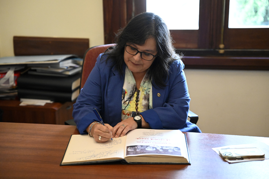 Subsecretaria firmando un documento