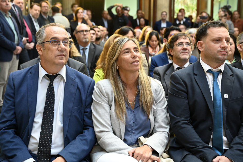 Ministro observando el programa de plan del programa.