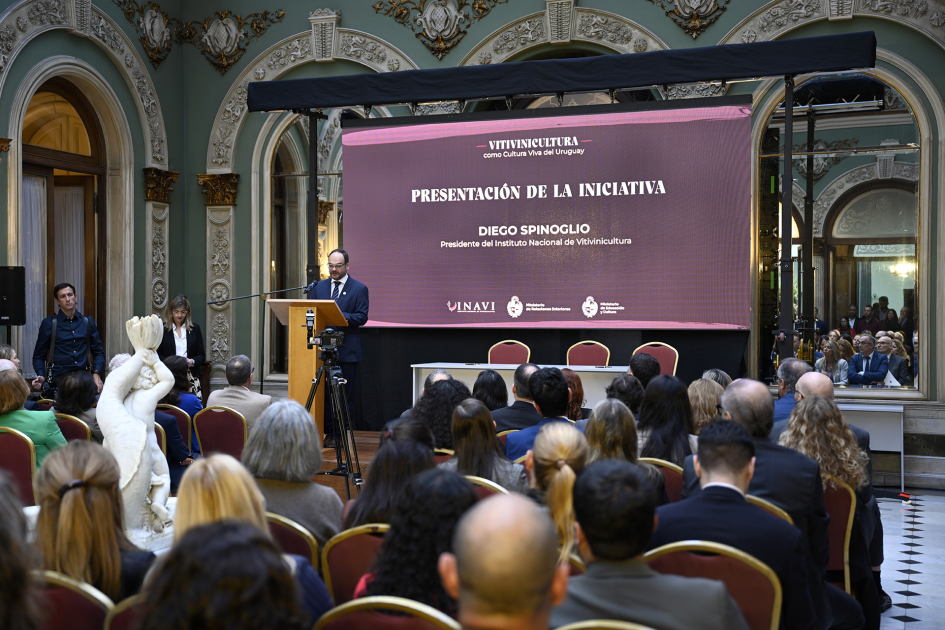 Público observando la pantalla en presentación al convenio.