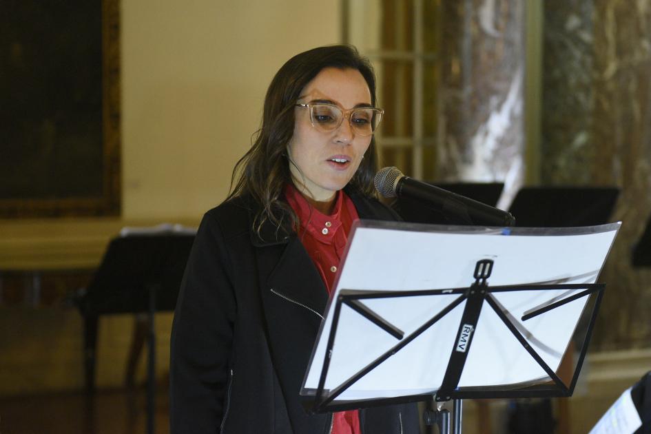 Mujer hablando y leyendo