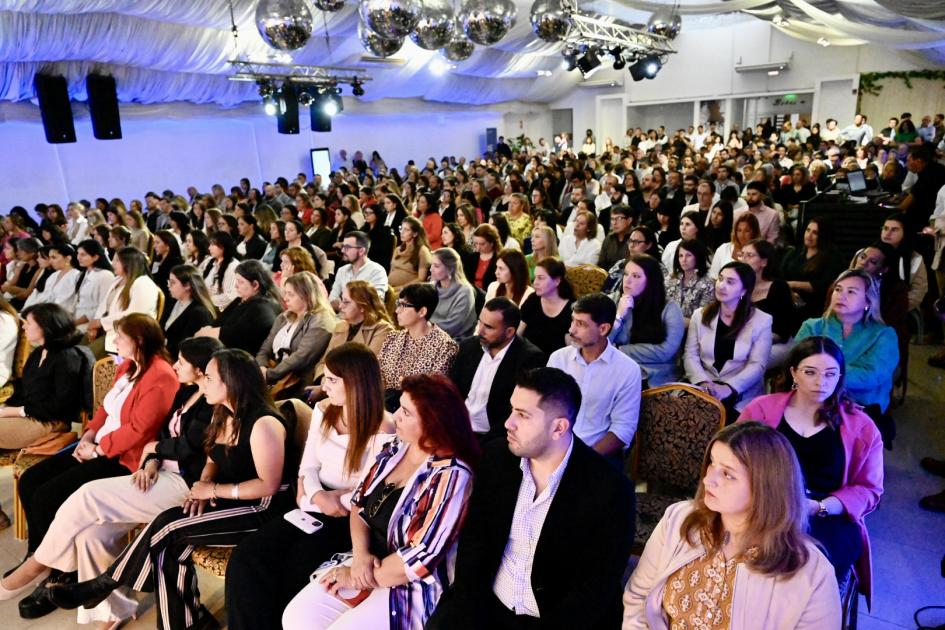 Más de 550 personas asistieron a la ceremonia en el Centro de Convenciones. Personas sentadas en la sala.