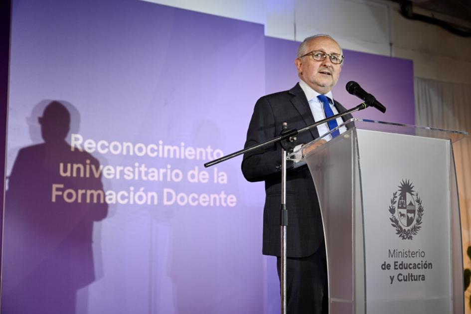 Ministro Pablo da Silveira durante su oratoria en la ceremonia. Ministro hablando.