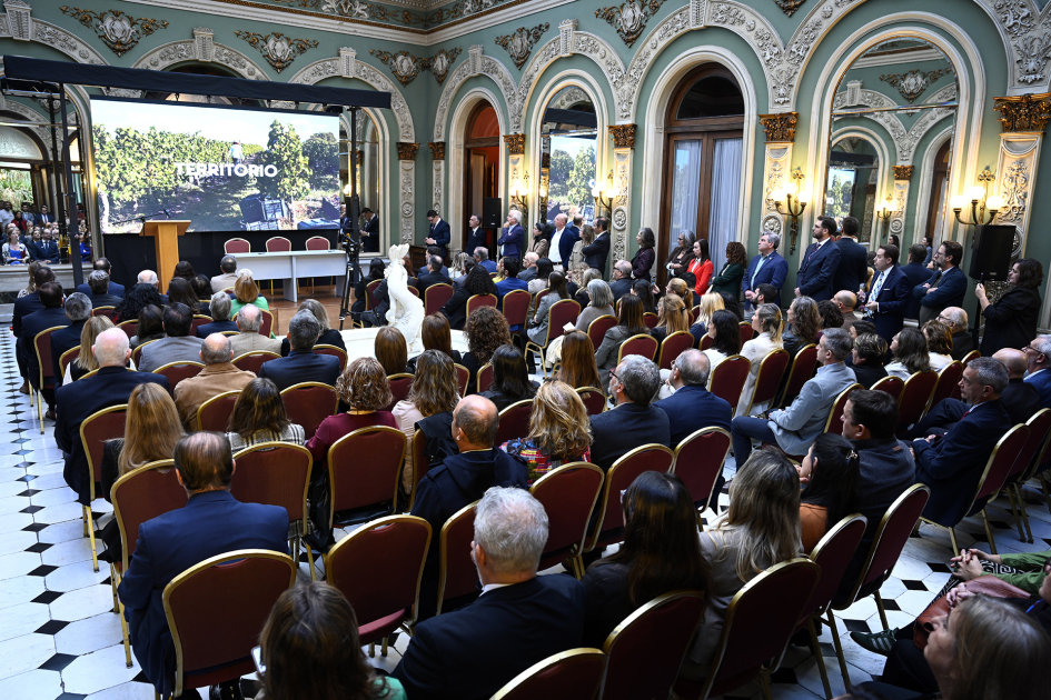 Público en el Palacio Santos.