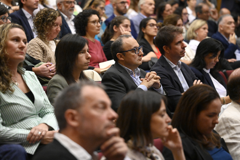Autoridades sentadas en la sala