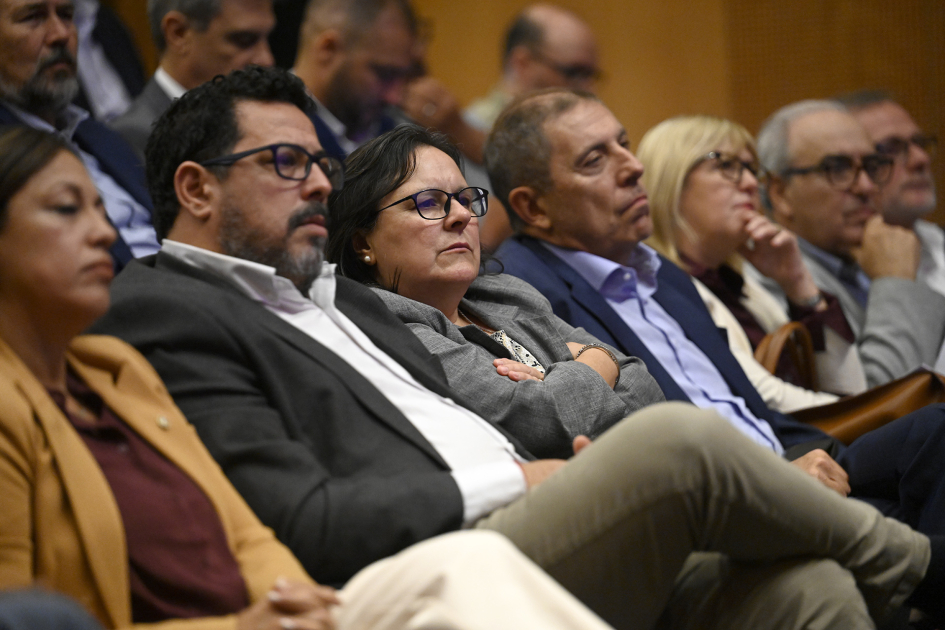 Autoridades sentadas en la sala