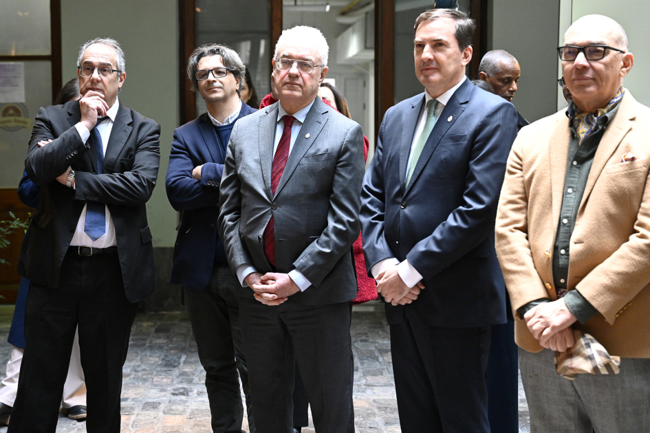 Autoridades de pie durante la conferencia de prensa