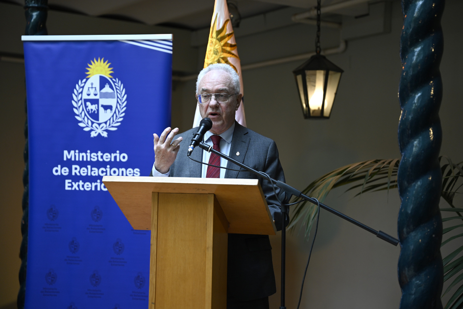 Ministro Lubetkin hablando desde un atril