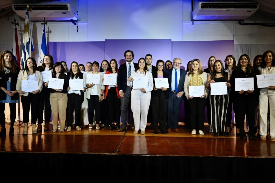 Paysandú: Primera ceremonia de entrega de certificados. Docentes exhibiendo sus certificados.