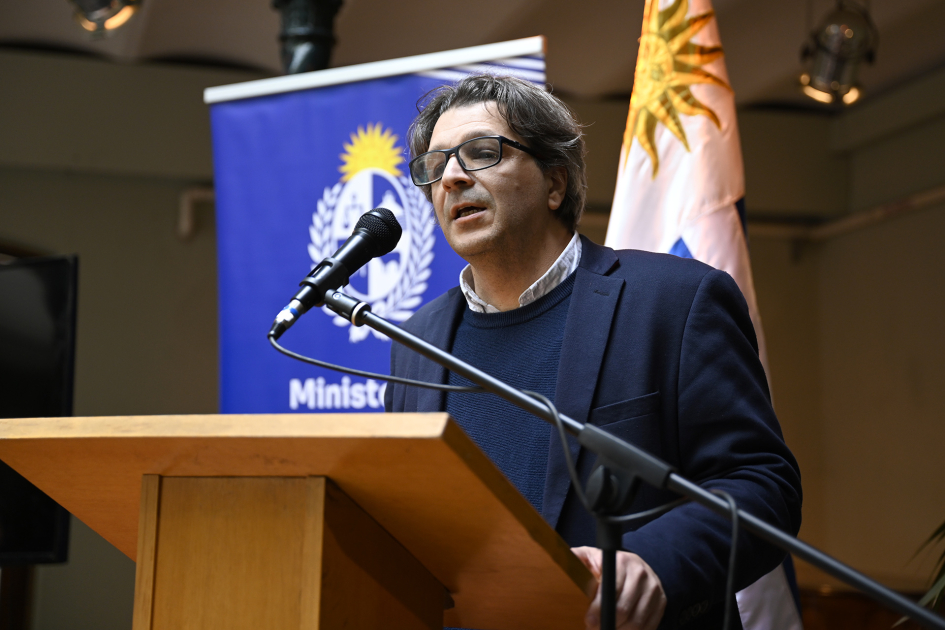 Martín Mercado de Uruguay XXI hablando desde un atril