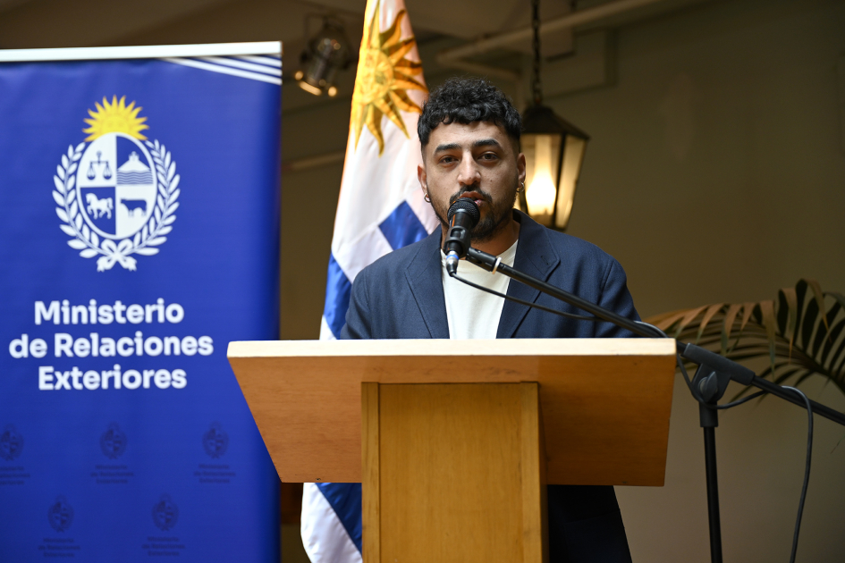 Caleb Amado hablando desde un atril