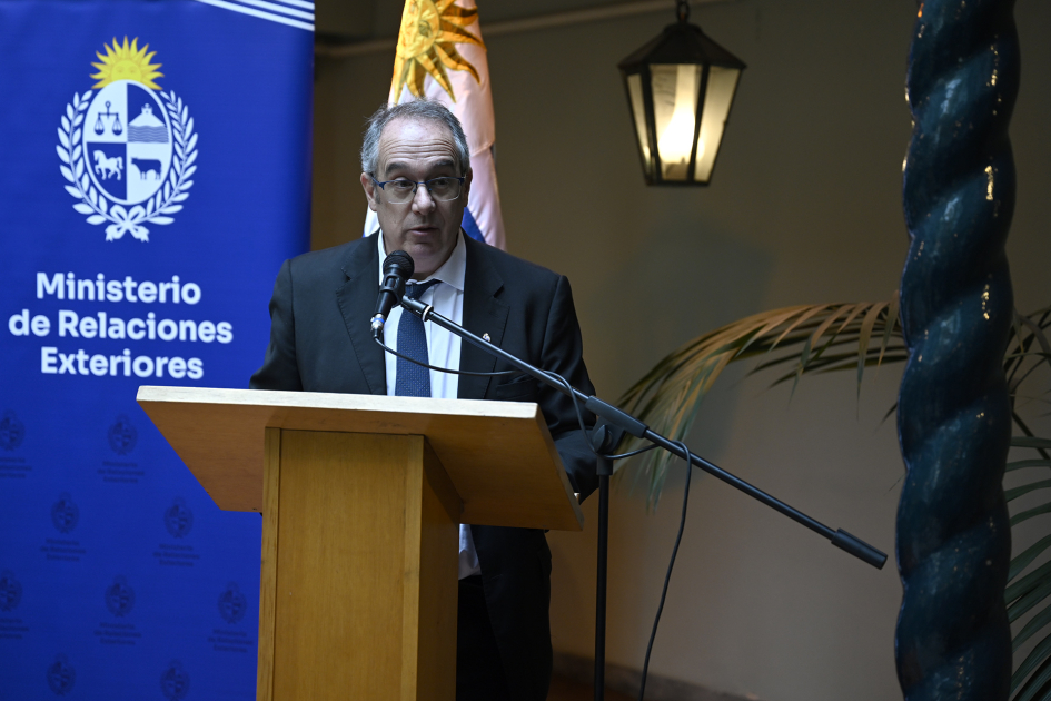 Ministro Mahía hablando desde un atril