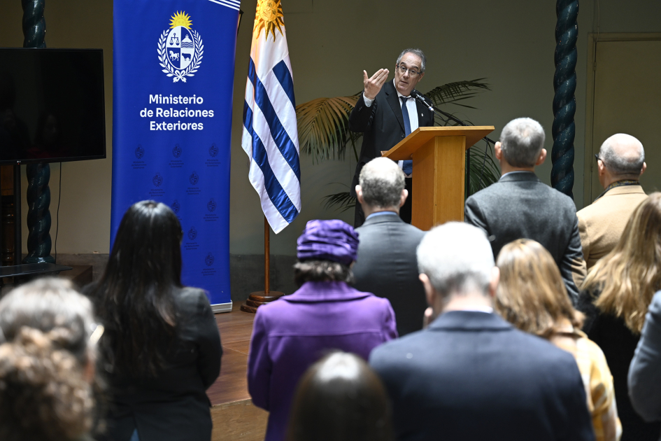 Plano general de la sala con el ministro hablando