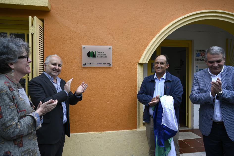 Momento de descubrimiento de placa conmemorativa en el CCN Vergara