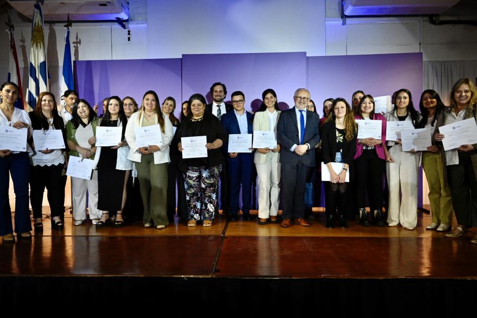 Uruguay tiene a sus primeros docentes con reconocimiento universitario Docentes exhibiendo sus certificados.