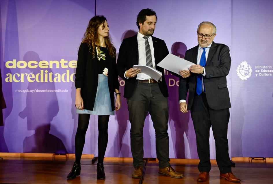 Parodi, Baroni y Da Silveira entregan los títulos. Parodi, Baroni y Da Silveira entregando certificados.