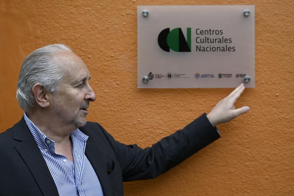 El ministro junto a la placa del CCN Vergara.