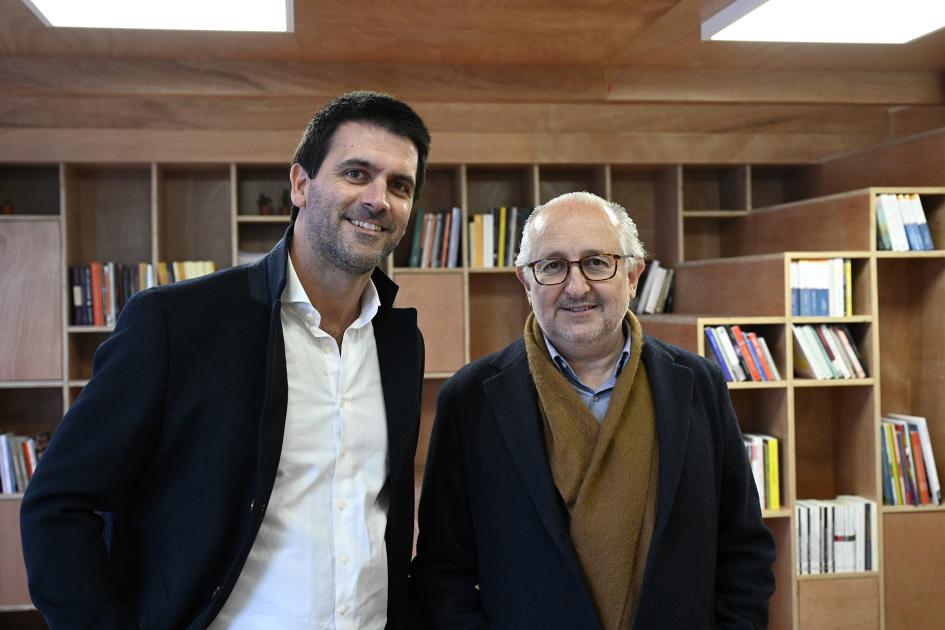 Sciarra y Da Silveira en la biblioteca del MEC en el Centro de Políticas Sociales Aparicio Saravia.