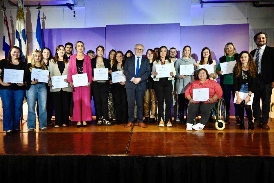 Paysandú: Primera ceremonia de entrega de certificados. Docentes exhibiendo sus certificados.