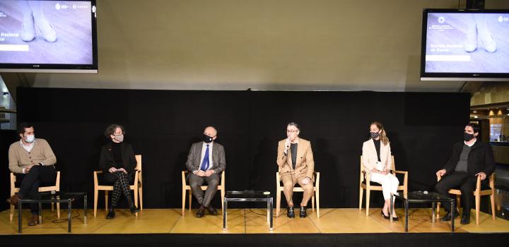 Autoridades sentadas en el escenario esperando su turno para hablar