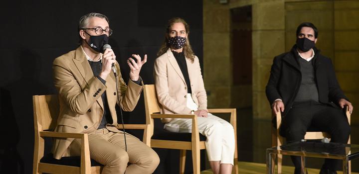 Presidente del Sodre, Martín Inthamoussú, hablando, y a su lado dos autoridades sentadas Presidente del Sodre, Martín Inthamoussú, hablando, y a su lado dos autoridades sentadas