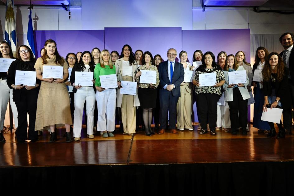 Paysandú: Primera ceremonia de entrega de certificados. Docentes exhibiendo sus certificados.