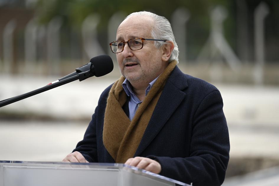 Da Silveira durante la inauguración de la biblioteca.