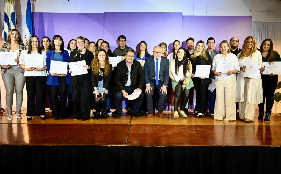 Paysandú: Primera ceremonia de entrega de certificados. Docentes exhibiendo sus certificados.