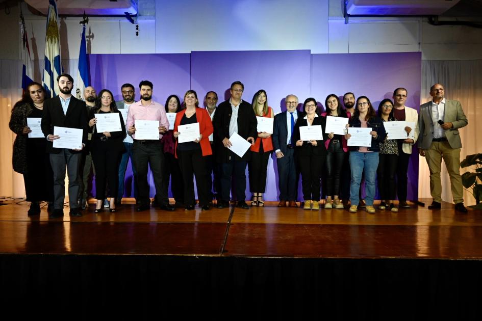 Paysandú: Primera ceremonia de entrega de certificados. Docentes exhibiendo sus certificados.