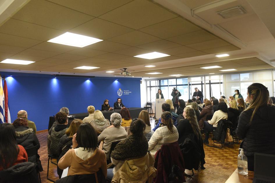 personas en sala sentados