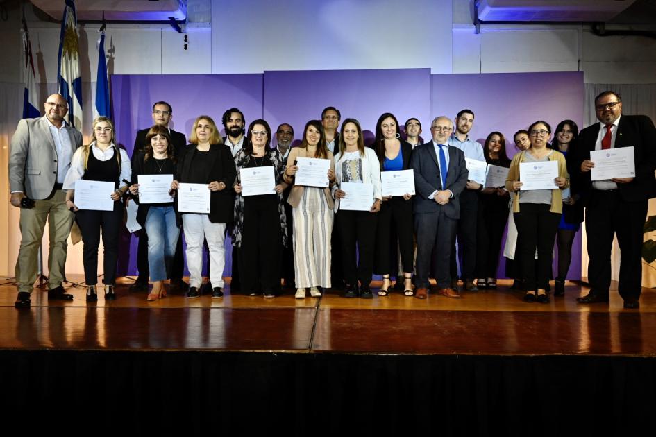 Paysandú: Primera ceremonia de entrega de certificados. Docentes exhibiendo sus certificados.