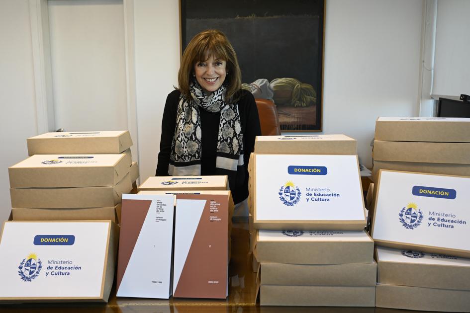 Donación de libros de Nelson di Maggio a bibliotecas públicas.
