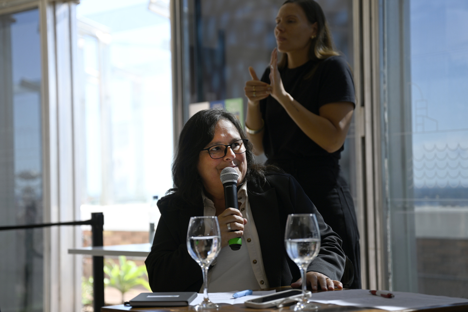 Subsecretaria de Educación y Cultura hablando al público