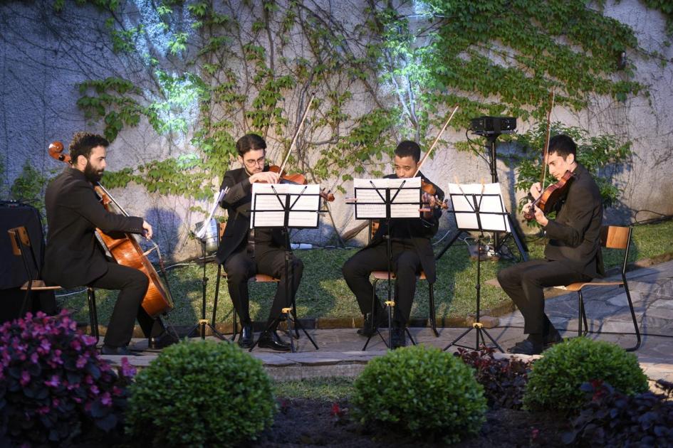 4 integrantes de la Orquesta Juvenil del Sodre con instrumentos de cuerda en el 2do. encuentro BCQ