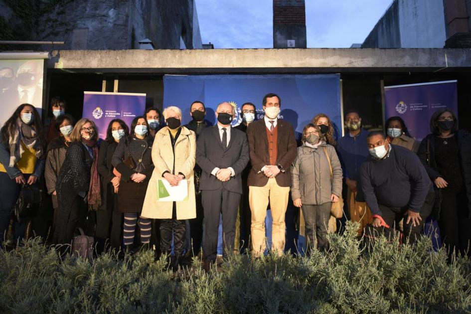 Foto grupal integrada por autoridades y egresados de la BCQ