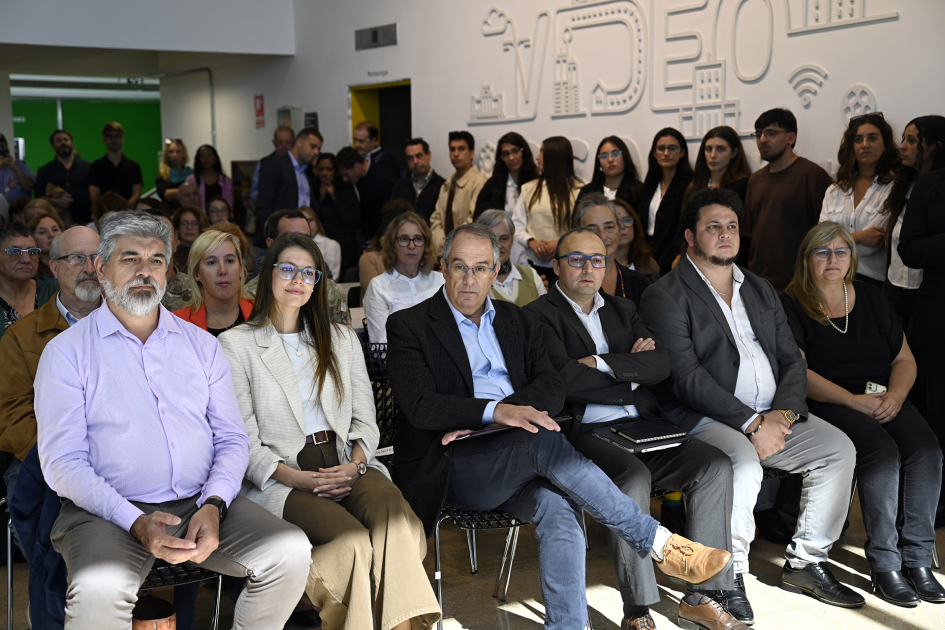 Autoridades en primera fila durante la presentación 