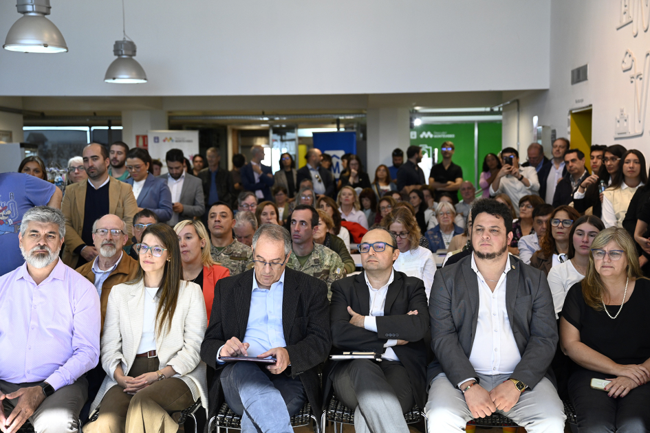 Plano general de la sala con autoridades en primera fila